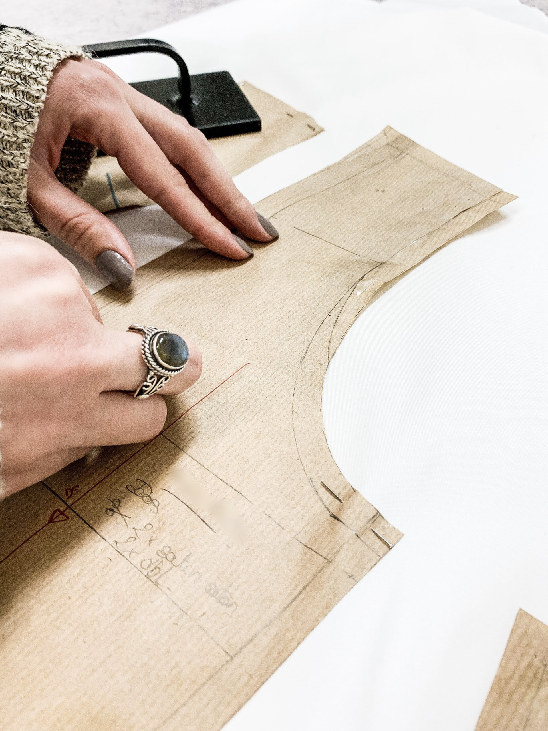 Patronnière couture haute couture elise Martimort robe de mariee confection sur mesure