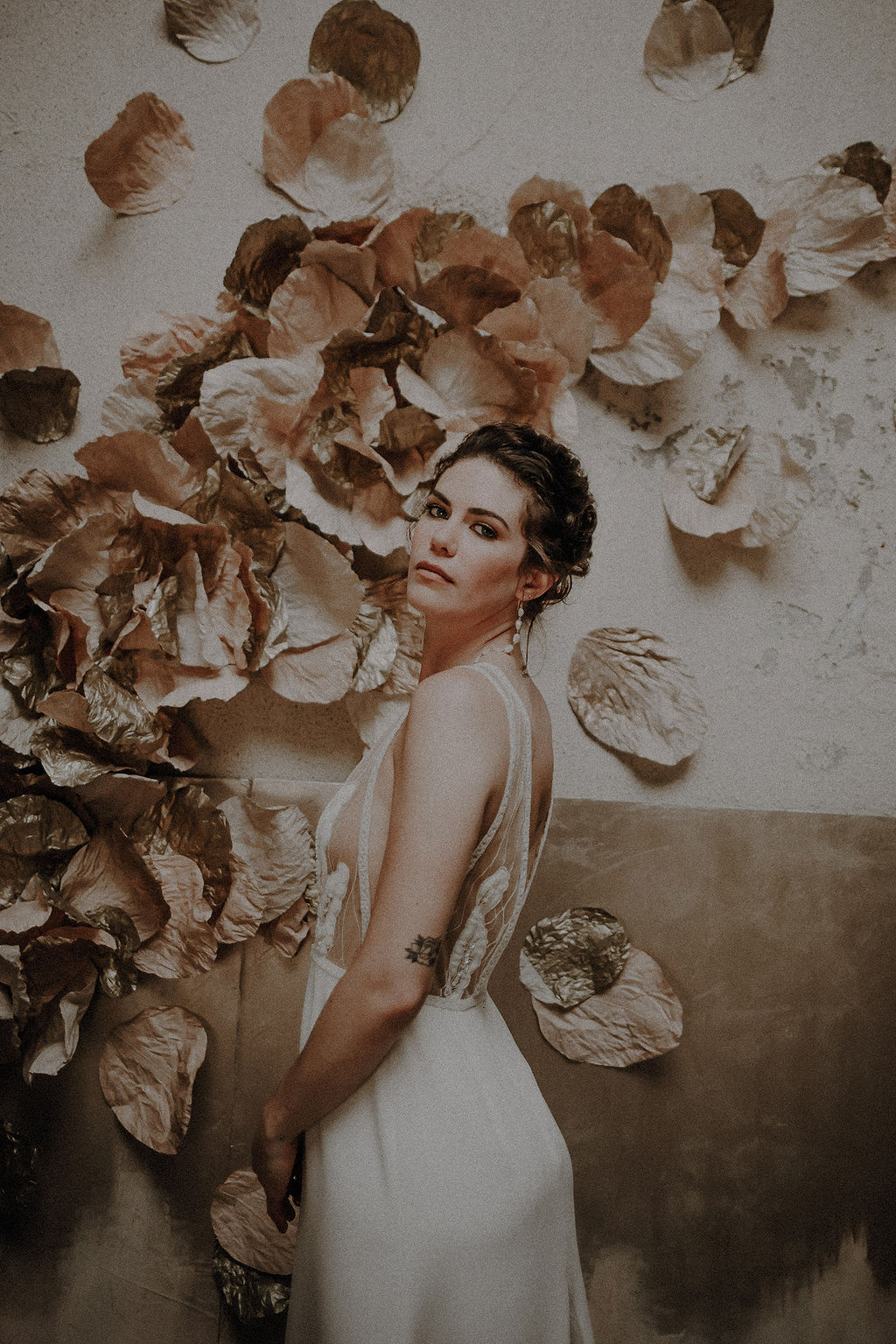 robe de mariee sur mesure 2020 paris couture robe luxe broderie main crepe de soie applat de dentelle dentelle tropicale transparence