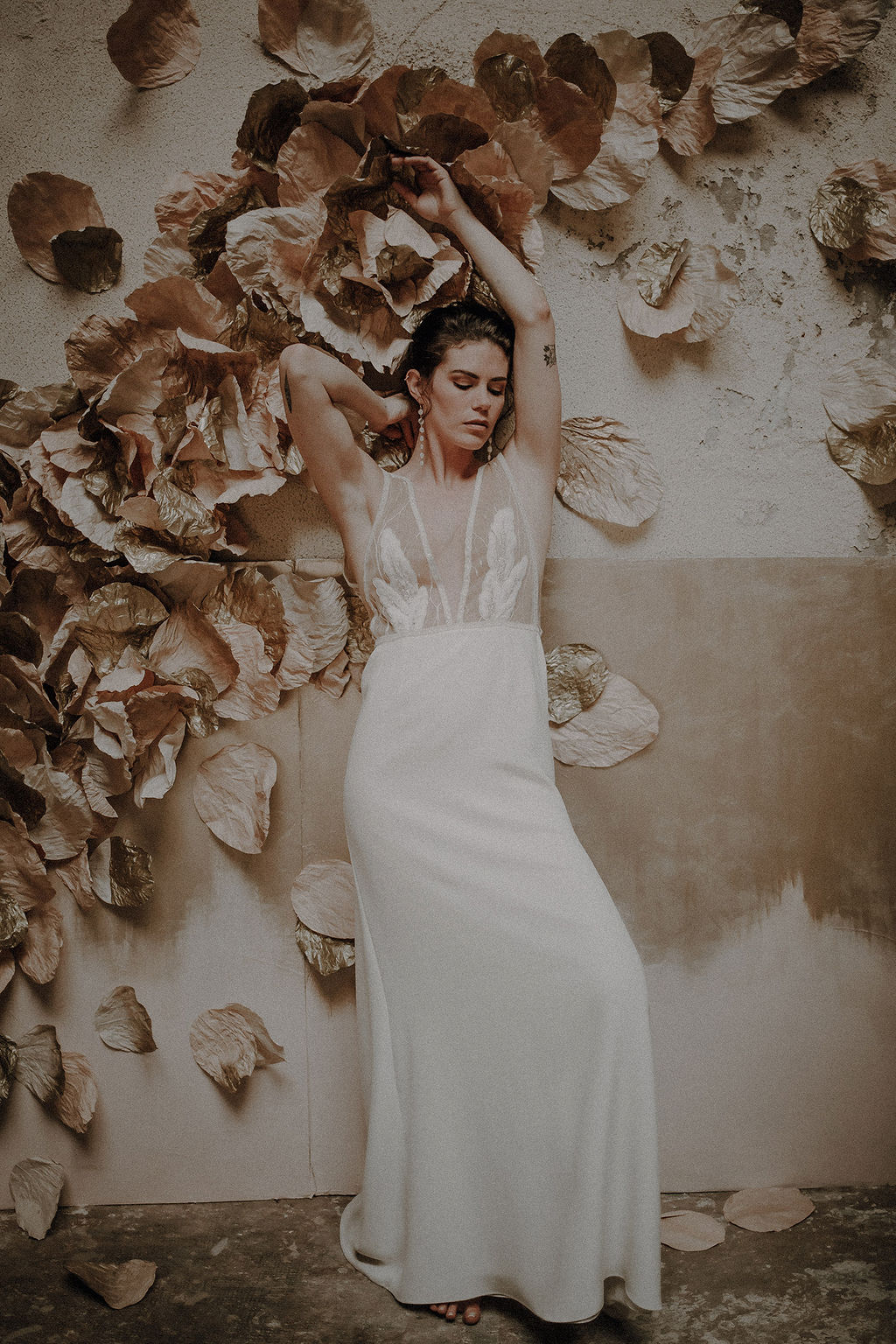 robe de mariee sur mesure 2020 paris couture robe luxe broderie main crepe de soie applat de dentelle dentelle tropicale transparence