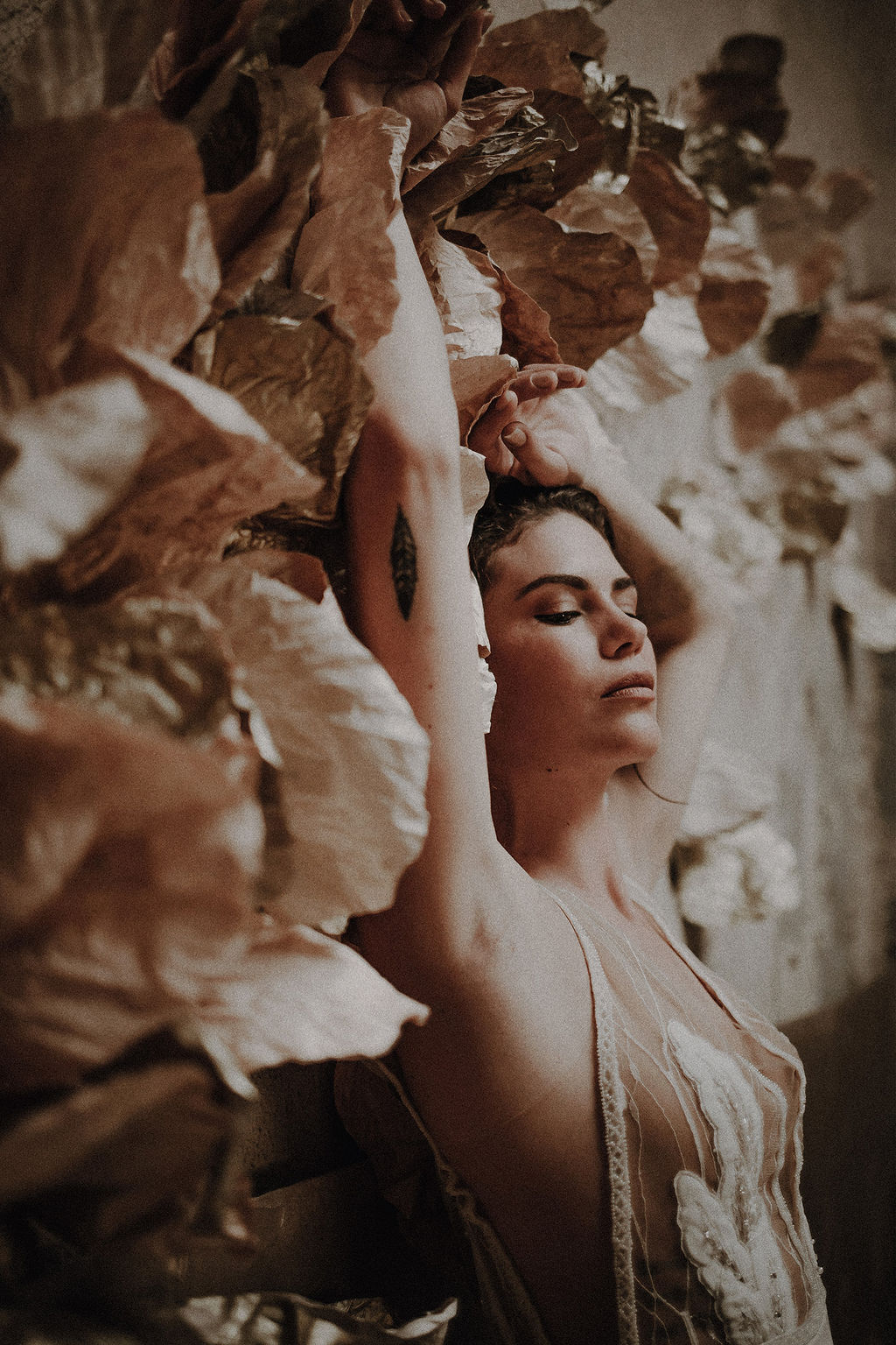 robe de mariee sur mesure 2020 paris couture robe luxe broderie main crepe de soie applat de dentelle dentelle tropicale transparence