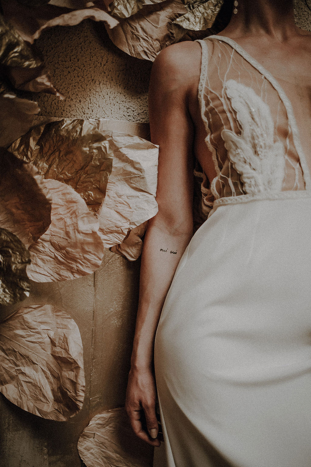 robe de mariee sur mesure 2020 paris couture robe luxe broderie main crepe de soie applat de dentelle dentelle tropicale transparence