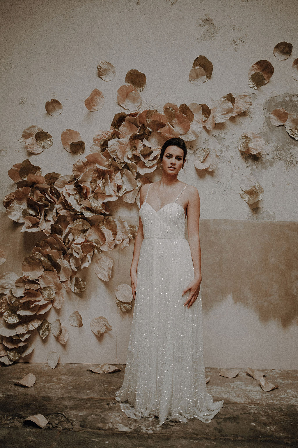 robe de mariee 2020 luxe paris sur mesure couture dentelle perles volume ajuste incrustation broderie dos nu decollete transparence