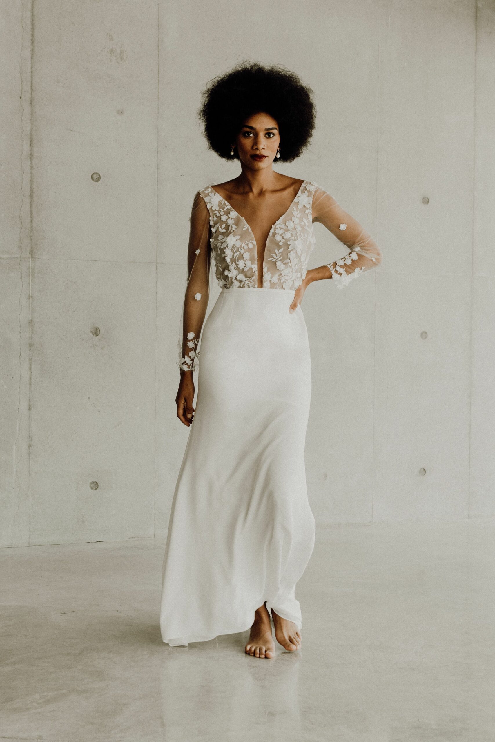 Robe de mariee sur-mesure Agathe- robe dos nu glamour transparence perles dentelle broderie décollete fleurs fait main quille sirene fluide soie