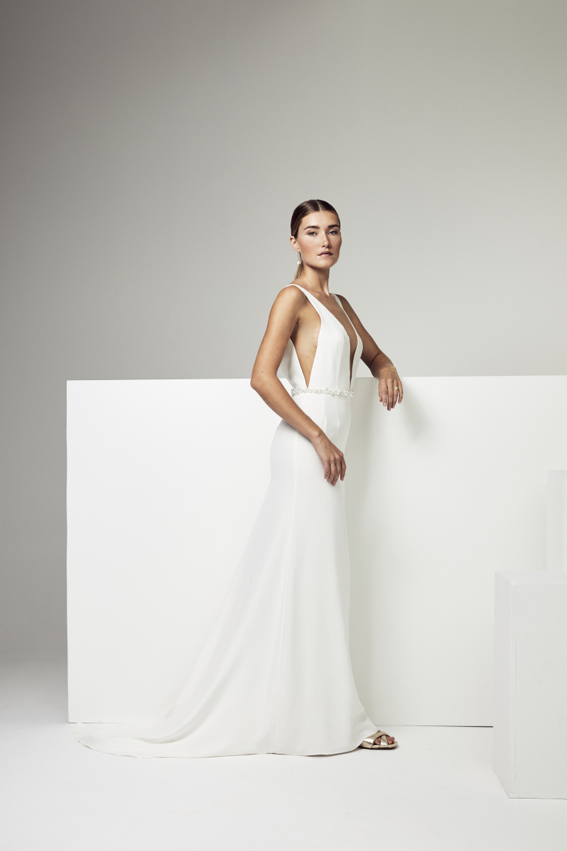 robe de mariée grand dos nu avec une ceinture perlée à a main