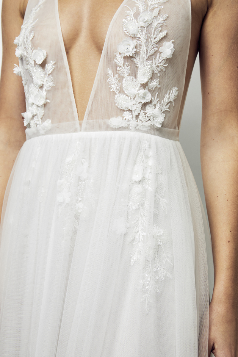 incrustation de dentelles sur la robe de mariée