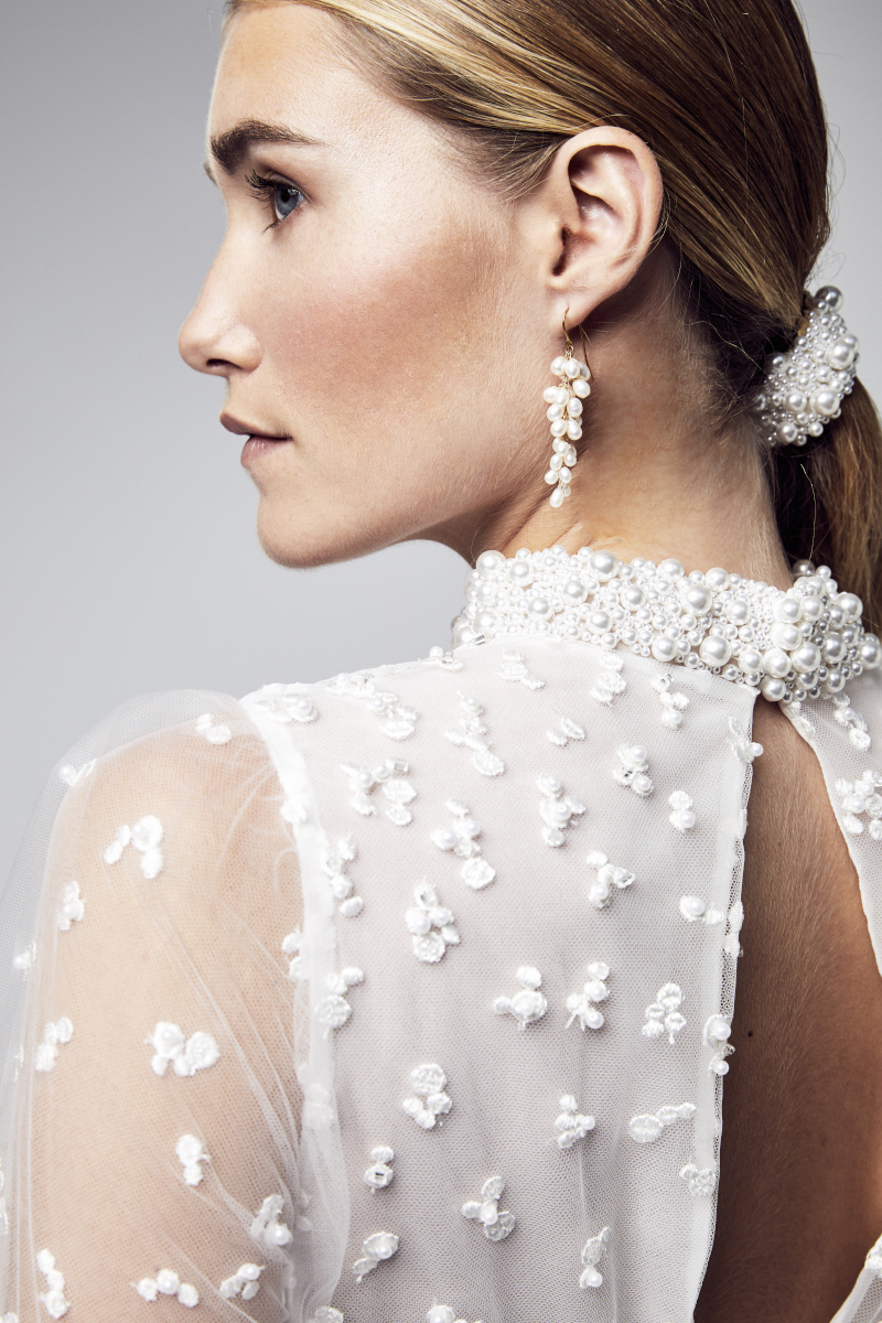 détail de l'encolure perlée d'une robe de mariée en plumeti