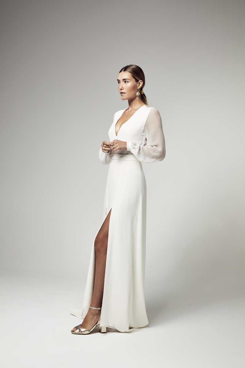 robe de mariée en crêpe de soie avec manches longues en georgette de soie double fente sur la jupe