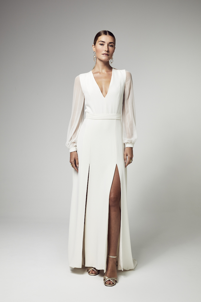 robe de mariée en crêpe de soie avec manches longues en georgette de soie double fente sur la jupe