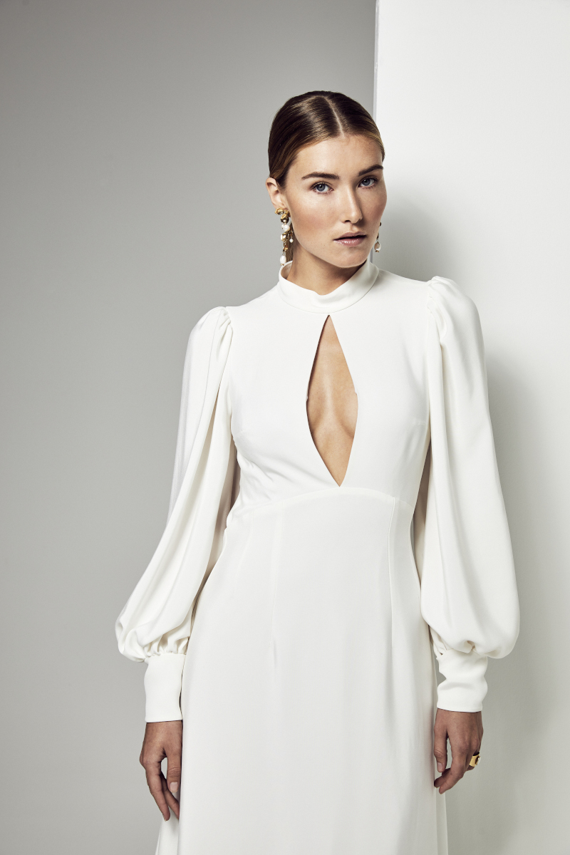 robe de mariée en soie avec manches longue et ouverture goute sur la poitrine