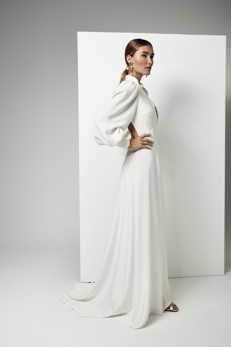 robe de mariée en soie avec manches longue et ouverture goute sur la poitrine