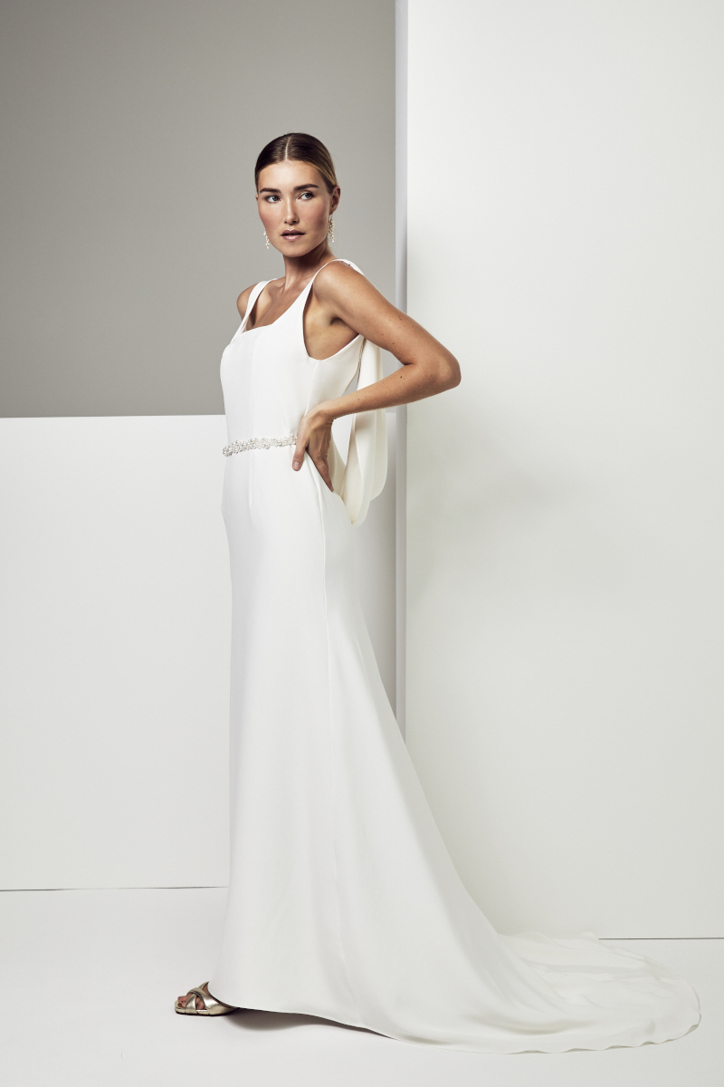 photo d'une robe de mariée en soie avec une ceinture perlée