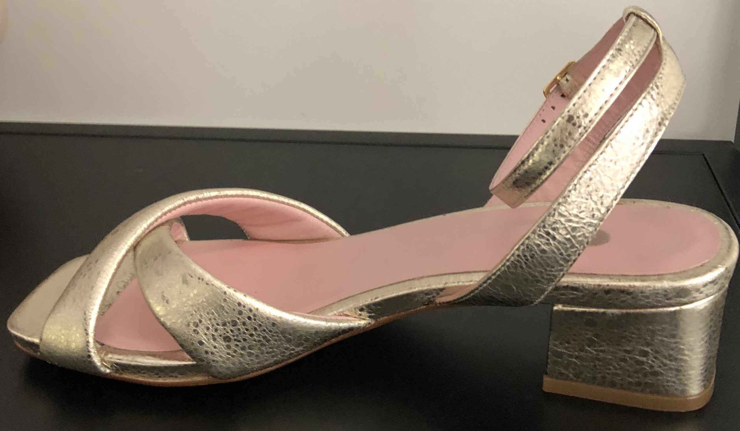 Sandale dorée petit talon - Coralie Masson - Cruella